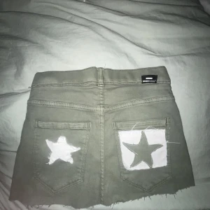 Jeanskjol - Omgjord från jeans  Storlek: xs-s Kom med rimligt pris