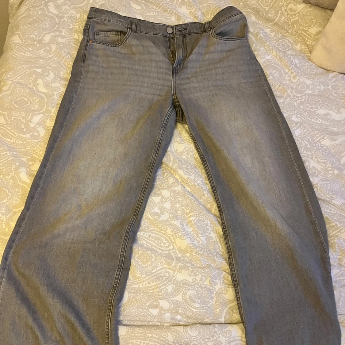 Grå jeans