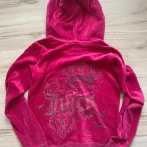 Juicy couture zip up - rosa zip up som är så fin ifrån juicy couture. barnstorlek men sitter som en xs på mig. diamanter har fallit bort på baksidan 