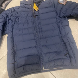 Parajumper jacka  - Tunn Parajumper jacka Perfekt för höst Storlek 10 i Parajumper storlek Knappt använd I väldigt gott skick Pris kan diskuteras