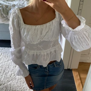 Blus - Jättefin blus som aldrig är använd!! Står att det är storlek 38, men jag när vanligtvis 34 och denna passar mig bra!! Skulle säga att den är en S