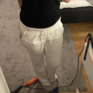 Vita Linnebyxor  - Säljer ett par linnebyxor från Nelly helt oanvända med lappen på! De är i storlek S men sitter väldigt tajt runt rumpan och låren så om du har större lår så köp en större storlek😊 priset kan diskuteras🩷