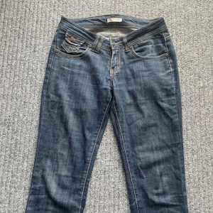 lågmidjade jeans - Jättesnygga lågmidiade Jeans, som är klippta som en slits längst ner 💞
