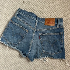 501 Levis jeansshorts  - Säljer dessa jeansshorts från Levis i storlek 32, köpta secondhand men mycket bra skick!