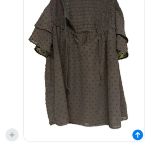 Topp från zara - Jättefin svart topp från zara i småprickigt tyg