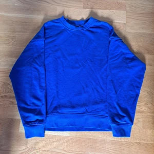 Sweatshirt  - Säljer lite kläder som inte kommer till användning längre då de är för små för mig. Tröjan är i bra skick och pris kan absolut diskuteras😊❤️❤️