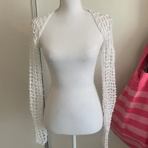 Virkad bolero - Vit med glitter! Glittret syns bäst på sista bilden💕 