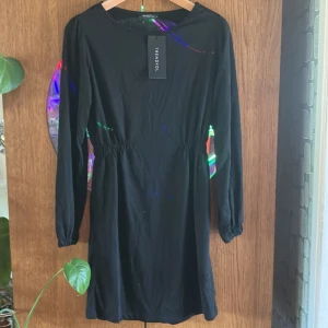 Klänning  - Hej! Säljer en helt oanvänd klänning. Skick 10/10. Resår i midjan och vid ärmslutet gör att den sitter snyggt. Skicka dm vid frågor.