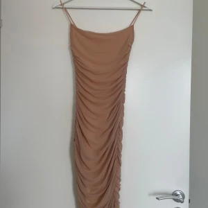 OhPolly klänning (oanvänd) - Slutsåld OhPolly klänning i modellen First Date Rushed Mesh Bodycon Knee Length Dress. Aldrig använd, saknar lappar.  Ordinarie pris: 550 kr + frakt och tullavgifter