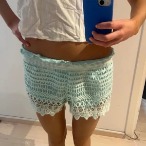 Spets shorts - Säljer mina spets shorts ja köpte på plick då dom är för stora. 9 av 10 skick