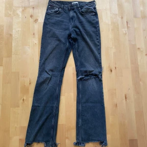 Jeans - Mörkgrå/svarta jeans från GinaTricot💕Storlek 40, passar även 38✨