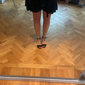 Svarta klackskor - Svarta klackskor som funkar till allt, med bred klack! Använda men i bra skick🥰