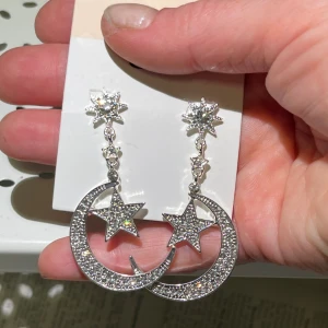 Nya! Örhängen med måne, stjärna silver/strass - Så fina mellanstora örhängen i silverfärg, strass. Nickelfria.  Har dessvärre aldrig kommit till användning.. (ord pris 249;-) Säljer därför vidare, skickas i en vacker påse, perfekt present 🌙⭐️💎