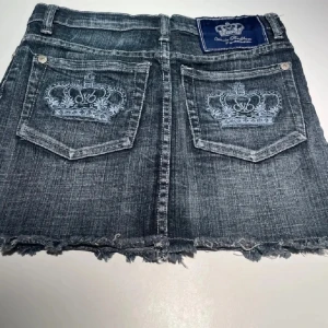 Victoria Beckham kjol (laddar upp igen vill få såld) - Jätte fin Victoria Beckham kjol skulle säga S men kolla måtten, den är stretchig, några stenar fallit av, använd lite av mig men köpt på plick🗣️ 35/36 cm längd och 37 cm midjamått rakt över🥰 kontakta vid frågor