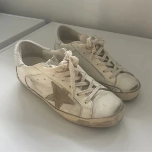 Golden goose sneakers - Superfina golden goose sneakers i nyskick!!! Endast använda 2 gånger💕
