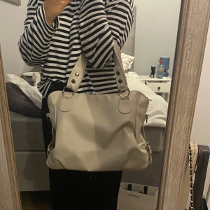 Beige väska - Beige väska oanvänd❤️