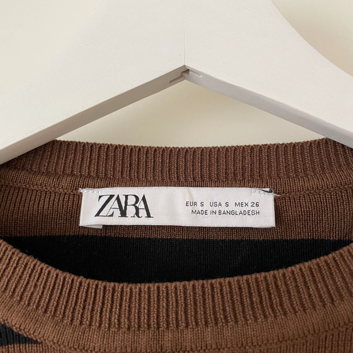 Svart brun randig topp - 90