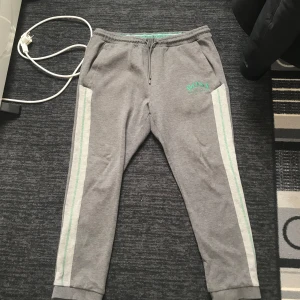 Hugo boss - Byxorna passar storlek S-M