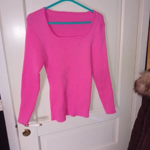 Ny tröja  - Säljer denna nya tröja.  Den är mycket stretchig så passar från S till L . 