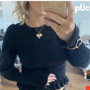 Smockad topp - Svart långärmad supersnygg topp💞 bild 1= lånad bild Hör av er om ni har några frågor! 🫶🏼