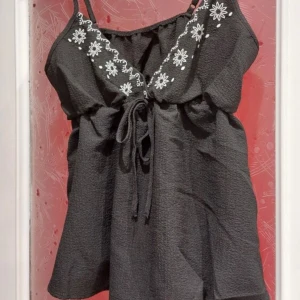 Svart topp - Svart topp storlek xs aldrig använd säljer också samma i vit