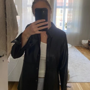 Tunnare skinnjacka - En ”skinnjacka” i tunnare format ifrån Ginatricot i storlek 34. Nästan aldrig använd.