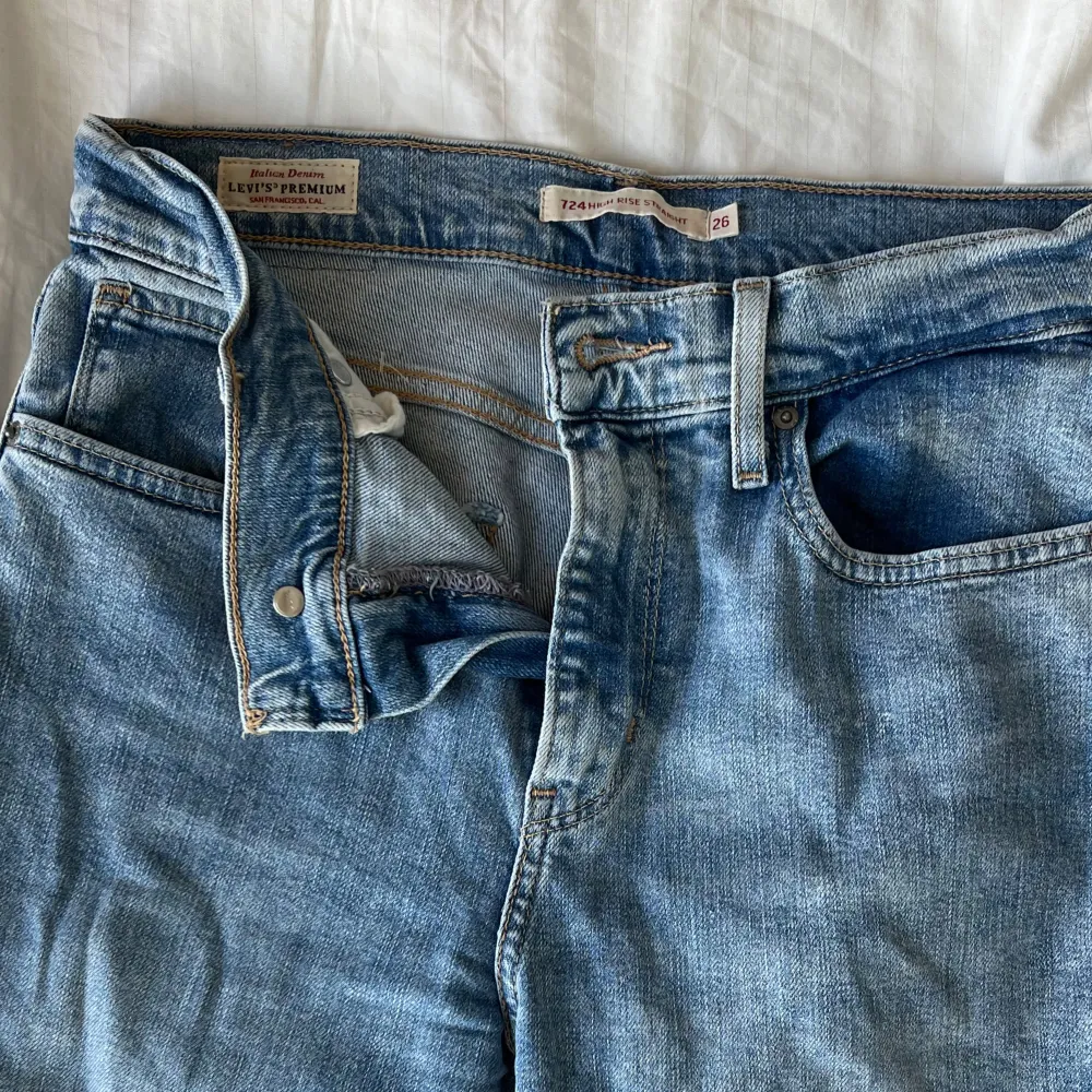 Snygga strechiga Levis jeans!  Nyskick, sparsamt använda. Nypris 1345 Pris kan diskuteras 🌸. Jeans & Byxor.