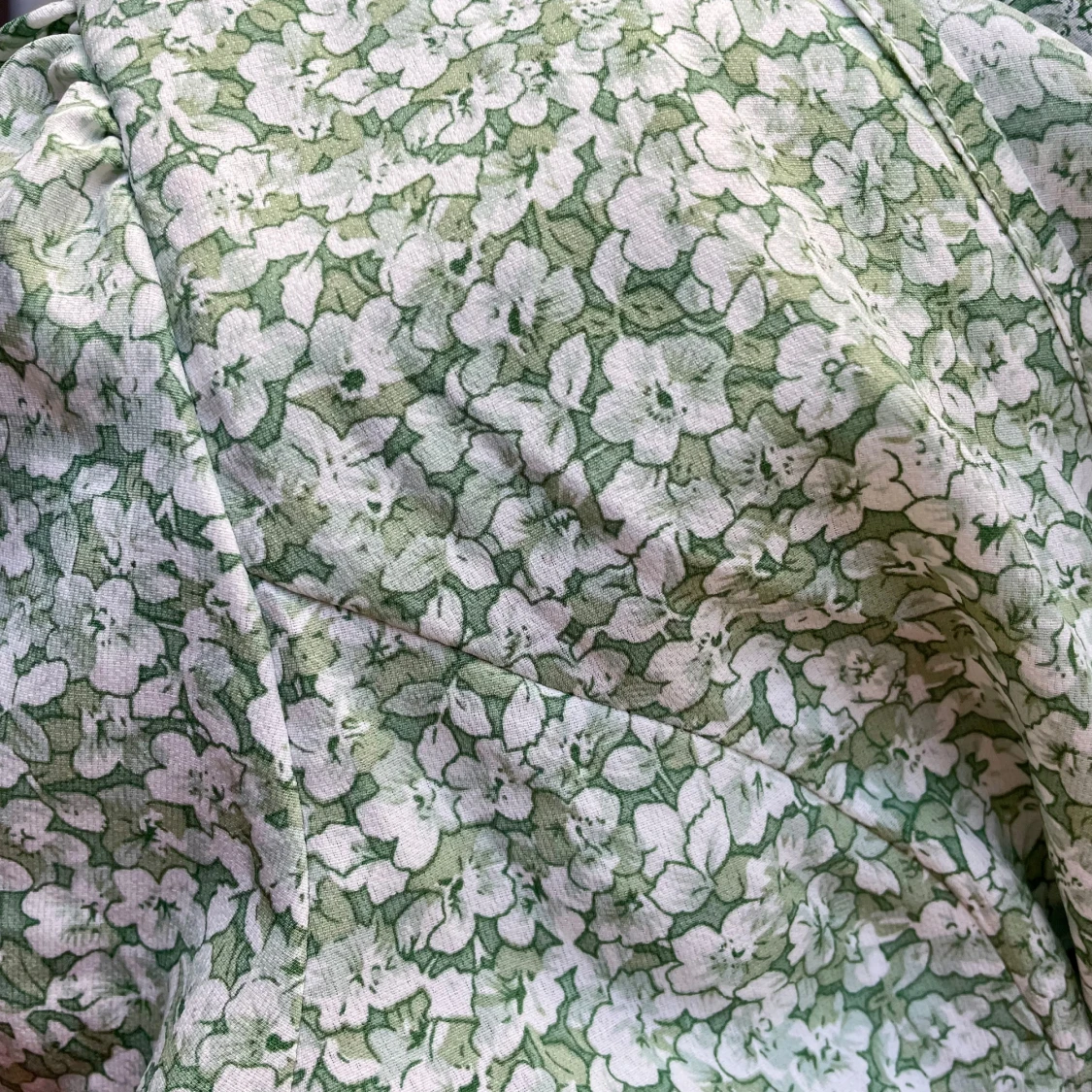 Fin blommig sommarklänning i grönt storlek S-M - 93