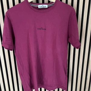 Stone Island T-shirt  - Säljer en Stone Island t-shirt som är köpt i Stockholm. Jag är 177cm och väger 75kg.  Har tyvärr inte kvar kvittot men tror jag köpte den för runt 2200kr.