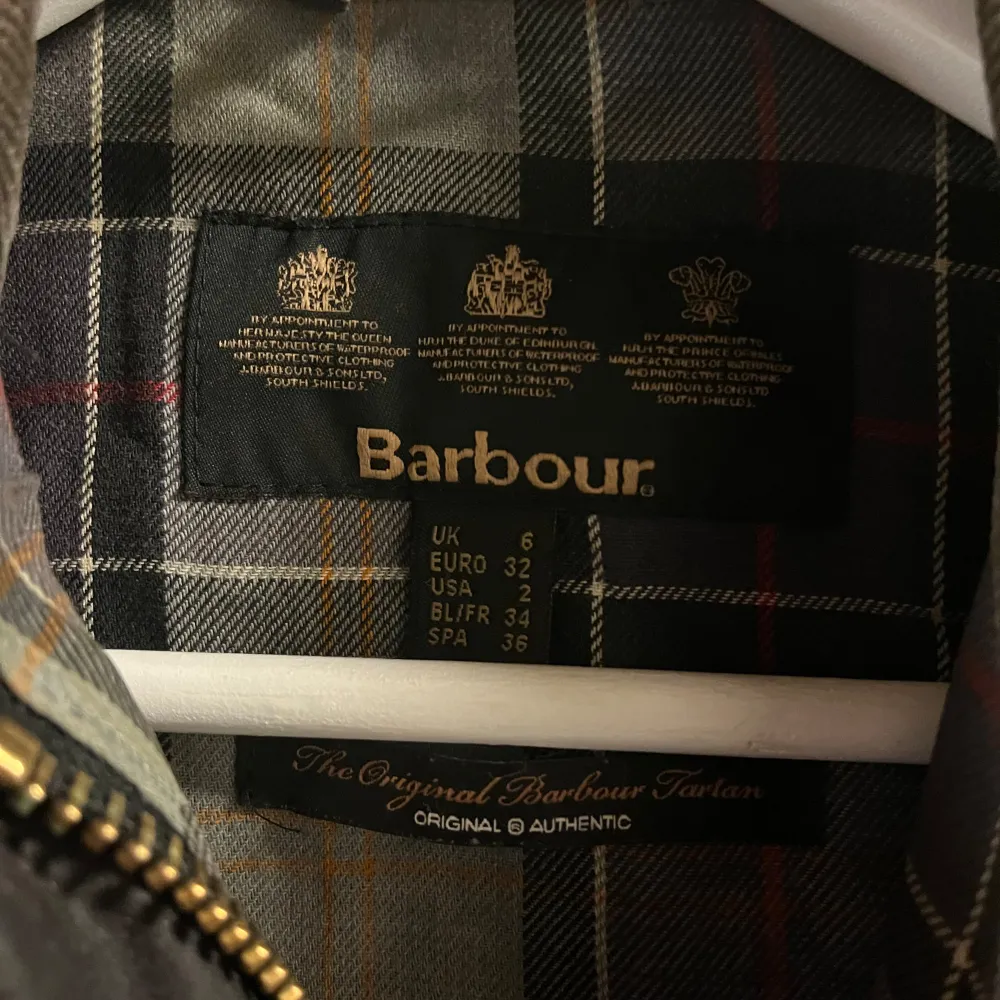 Superfin oljerock från Barbour. Storlek 32/XXS men passar XS också. Använd men väldigt bra kvalitet så inga tydliga defekter.. Jackor.