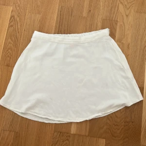 Vit kjol - Vit kjol från Gina tricot i ny skick endast använd 1 gång! Om någon är intresserad kan jag diskutera pris 😃Ny priset är 249 
