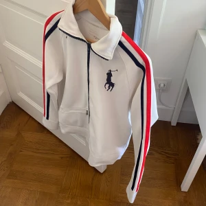 Ralph Lauren Track Jacka - Nypris: 2400 kr Mycket bra skick! Storlek: S
