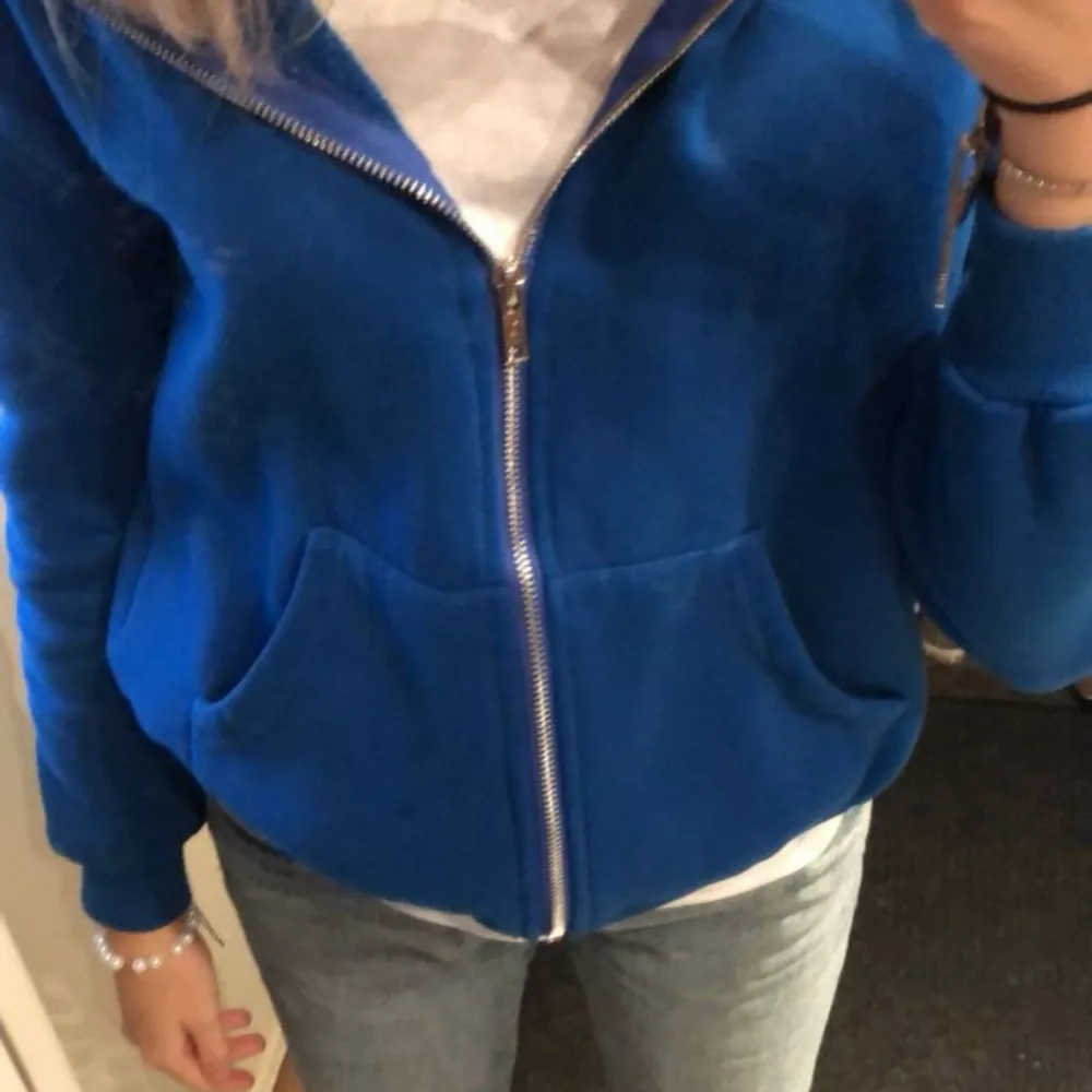 Ziphoodie, vet ej vad det är för storlek men passar mig som brukar ha storlek S🥰. Hoodies.