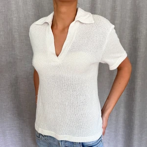 T-shirt - Så nice t-shirt/pike från h&m. Bra skick, kanske lite trådar som sticker ut lite. Storlek xs men passar s&m också, beror på hur man vill att den ska sitta 