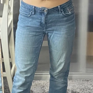 Calvin Klein Lågmidjade jeans  - Bra skick enligt mig och har du funderingar så tvecka inte på att höra av dig 