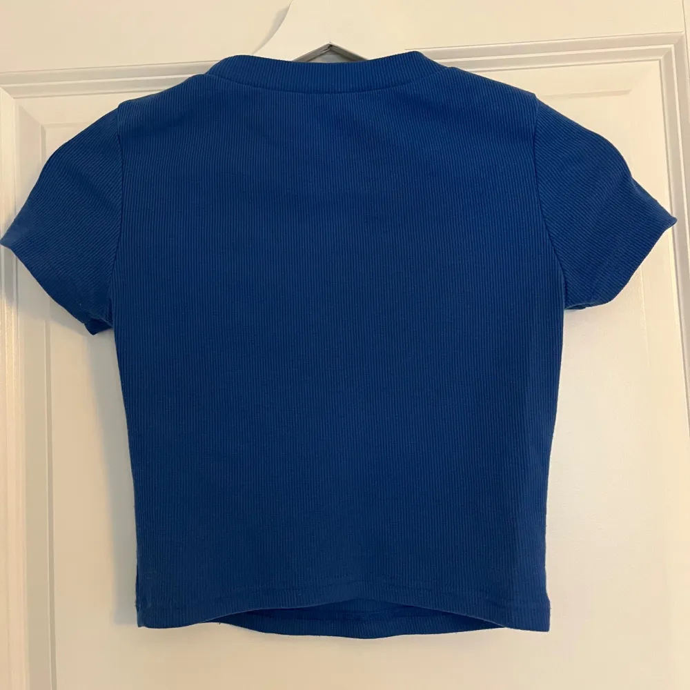 Mörkblå t-shirt i storlek Xs🥰. T-shirts.