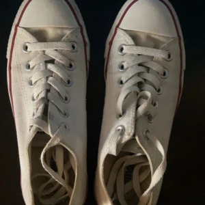 vita converse! - jättefina converse i storlek 37. skriv för fler bilder