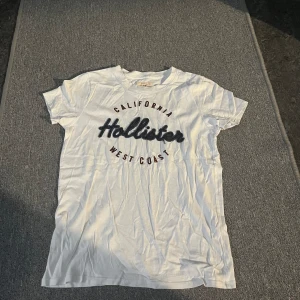 Hollister t-shirt  - Super snygg t-shirt från hollister som tyvärr ej kommer till användning, använd 1-2 gånger!!