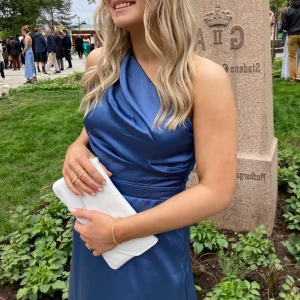 Balklänning - Silkesklänning i världens finaste blåa färg. Endast använd en gång och har inga fläckar eller andra defekter. Köpt på Asos. Strl 38 men liten i storleken, passar mig som vanligen har 36/S.