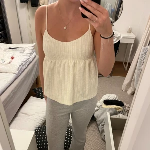 topp - söt topp med knytning i ryggen. inga hål eller fläckar