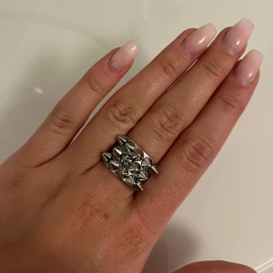ring edblad - säljer denna ringen ifrån edblad då den inte kommer till användning. storlek 18,5. bra skick🩷