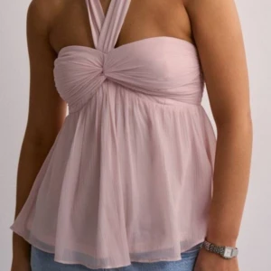 Knut tubtopp - Superfin knyt tub topp från nelly. Dreamy Chiffon Top. Inköpt för 349 kr, och sen dess har den bara legat i garderoben. Storlek 36 men passar även 34. Säljes billigare vid snabb affär.