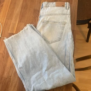 Ljusa jeans - Ljusa något vida  jeans modell Lane från Lager 157 i gott skick säljes