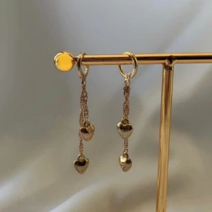 Örhängen  - Så snygga örhängen  Finns i guld och silver. Köp för 99kr/st eller 189kr paret. Modell 060