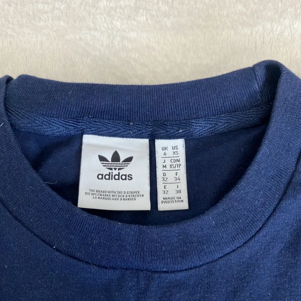 Mörkblå Adidas T-Shirt som är köpt i Adidas butik i Stockholm. Är inte använd särskilt mycket därför i utmärkt skick/som ny. Nypris är 279 kr. Om du vill att jag stryker tröjan innan frakt så gör jag det👍🏼 hör av er om ni vill köpa eller har frågor🙌🏼👋🏼. T-shirts.