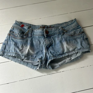 Jeans shorts stl 36-38 (S-M) - Jätte fina!