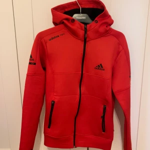 Adidas kofta - Passar både xs och s, knappt använd så den är i bra skick💕