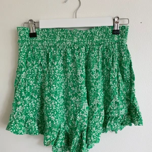 Gröna blommiga shorts - Väldigt fina och oanvända shorts från Zara, de sitter så skönt på kroppen och funkar perfekt som kjolsubstitut!  Köparen står för frakt💕💕