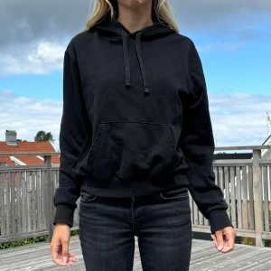 Svart hoodie - Svart hoodie från HM Använd flitigt men den är hel och ren. Storlek S