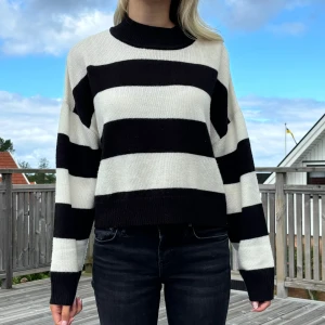 Randig Sweatshirt  - Randig svart vit sweatshirt från HM Storlek L men skulle säga mer S/M 